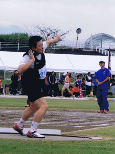 県民体育祭山鹿大会での砲丸投げの様子